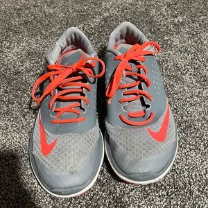 Women’s size 8 Nike brand Tennis shoes euc very clean and no flaws